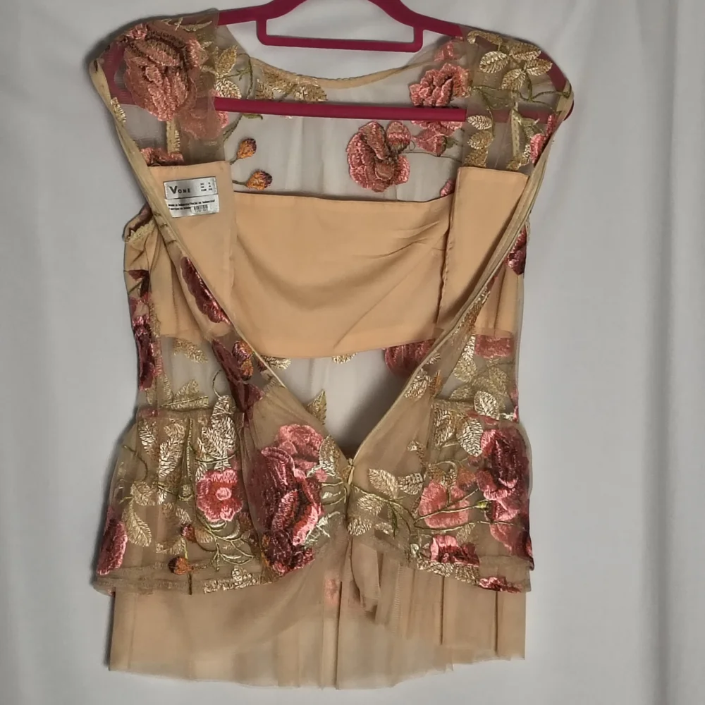 🌺 Floral Embroidered Beautiful Sleeveless Somewhat Sheer Top By Vone - Size 6❤️ - Picture 11 of 11